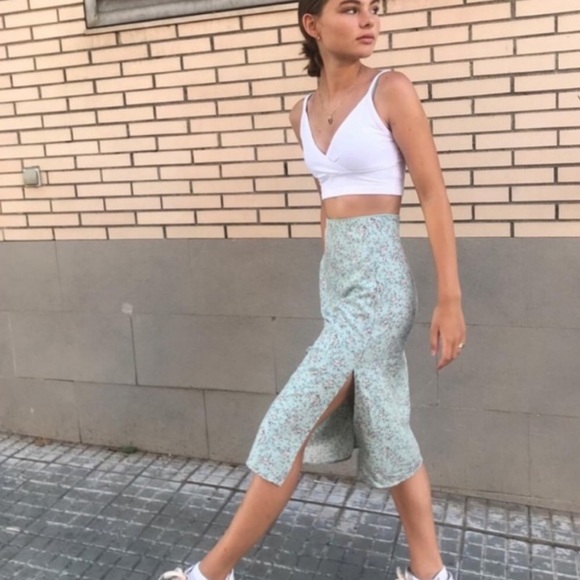 Brandy Melville Phoebe Floral Skirt - Picture 2 of 6